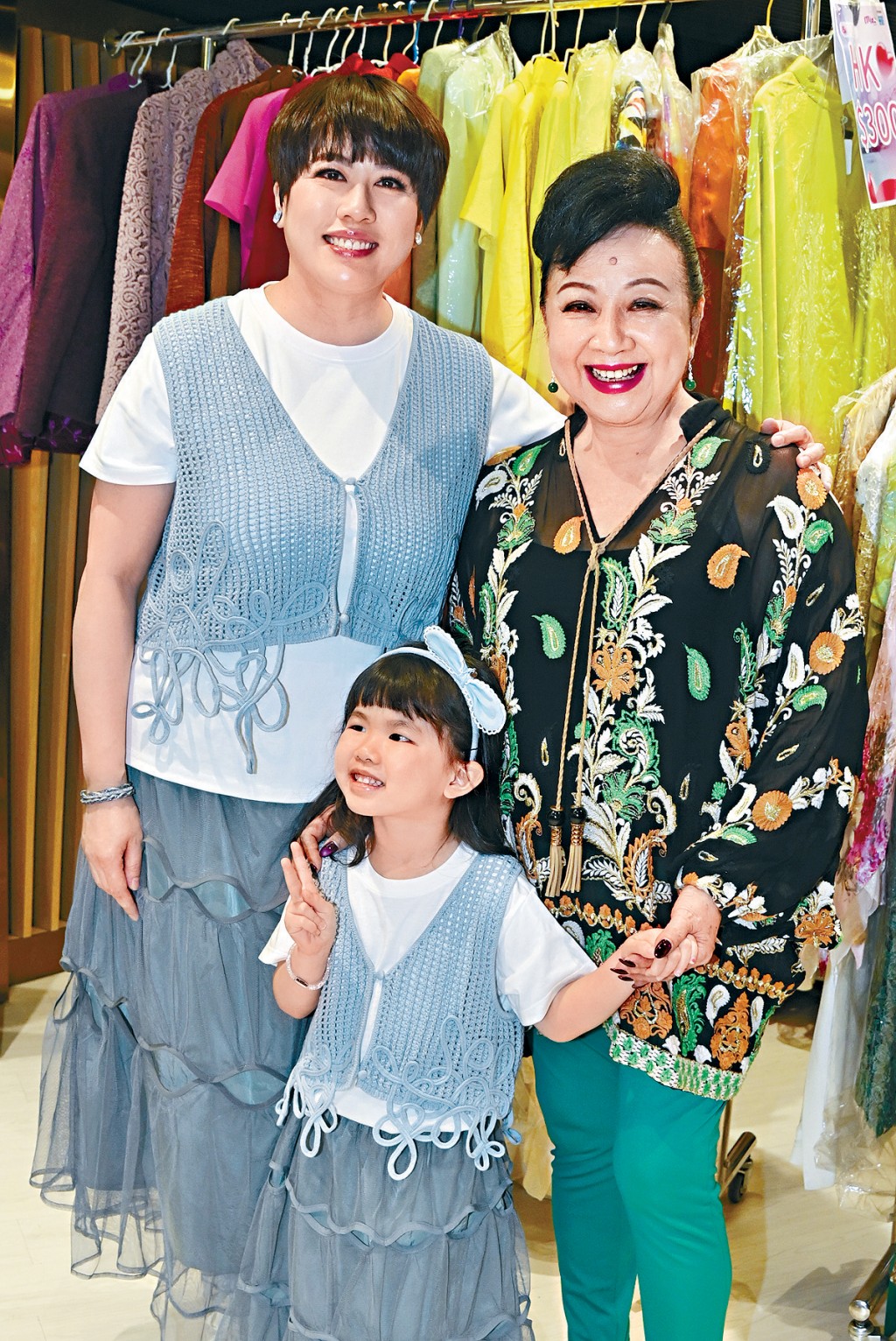 陳彥行首度公開帶愛女現身，撐家燕姐二手服裝義賣活動。