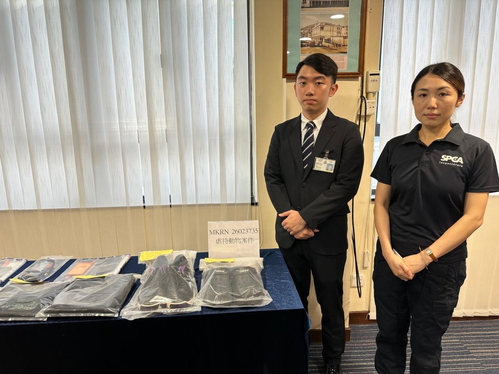左起:旺角警區刑事調查隊第10隊主管偵緝督察葉皓霖、愛協檢核部主管(調查及行政)秦美怡 左起:旺角警區刑事調查隊第10隊主管偵緝督察葉皓霖、愛協檢核部主管(調查及行政)秦美怡