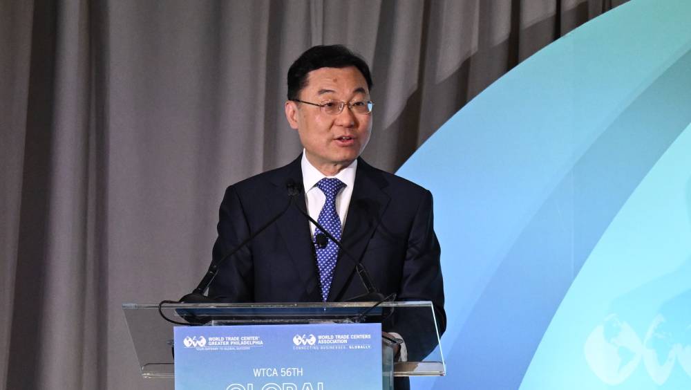 4月20日，在美國費城，中國駐美國大使謝鋒在第56屆世界貿易中心協會全球商業論壇開幕式上發表主旨演講。  新華社