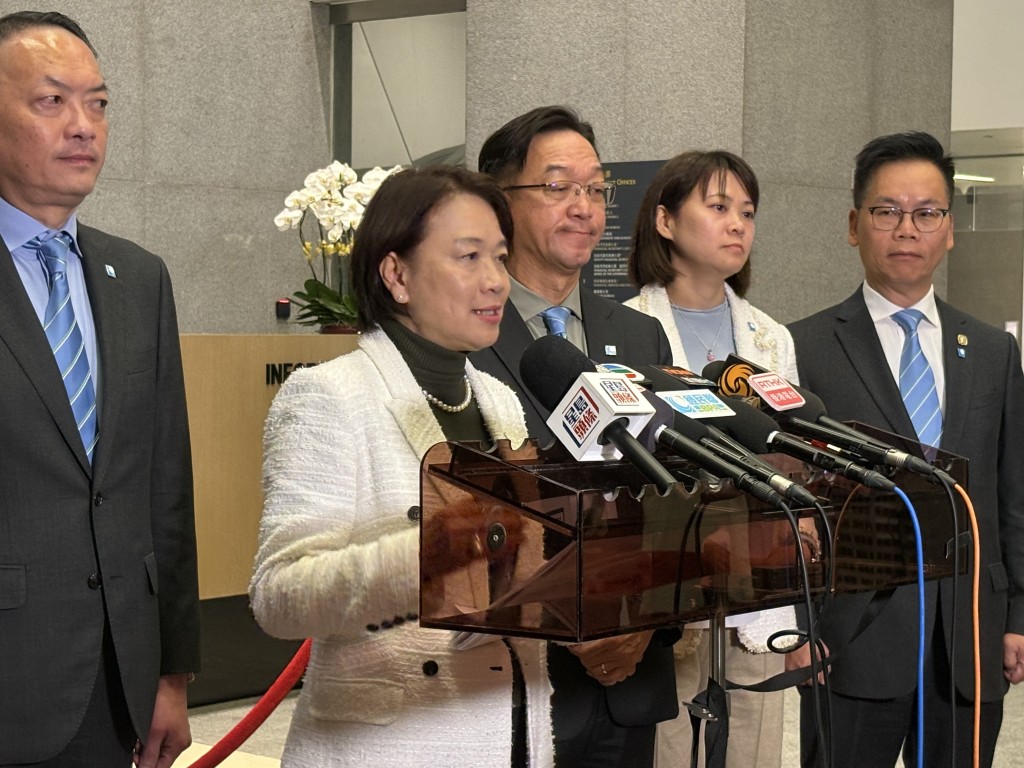 梁美芬表示，要以「超倫敦，追紐約」為目標，提升航運、貿易中心優勢，拓展貿易空間。