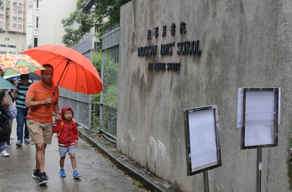 不少家長帶同子女冒雨前來。