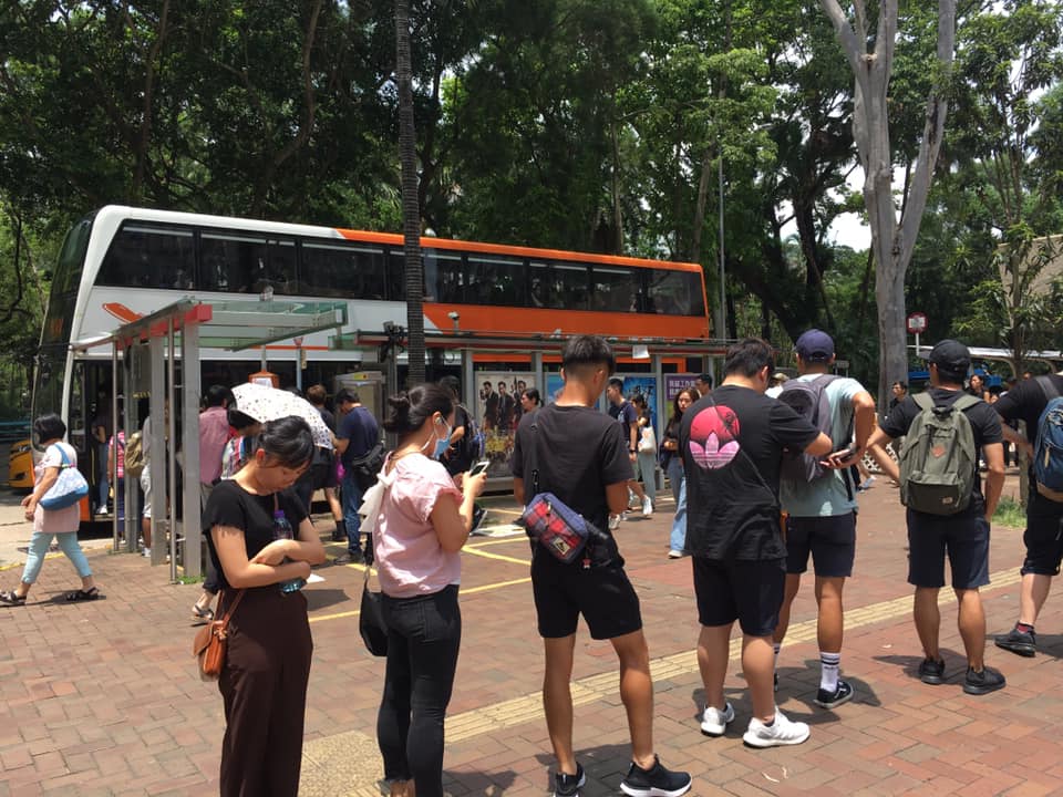 大埔有大批市民等候機場巴士。Tai Po 大埔FB/網民Chris Yuen圖。