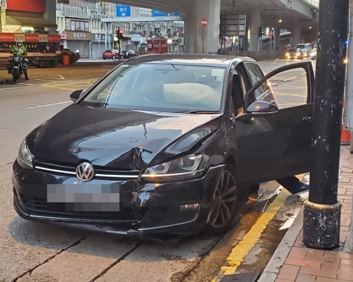 銅鑼灣私家車失控撞欄。