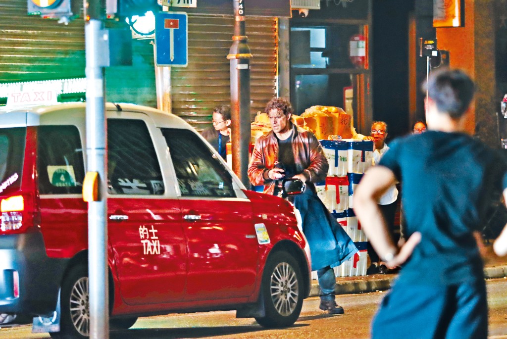 亨利杀出横巷、险被的士撞倒的惊险场面，拍了约3、4次就完成。