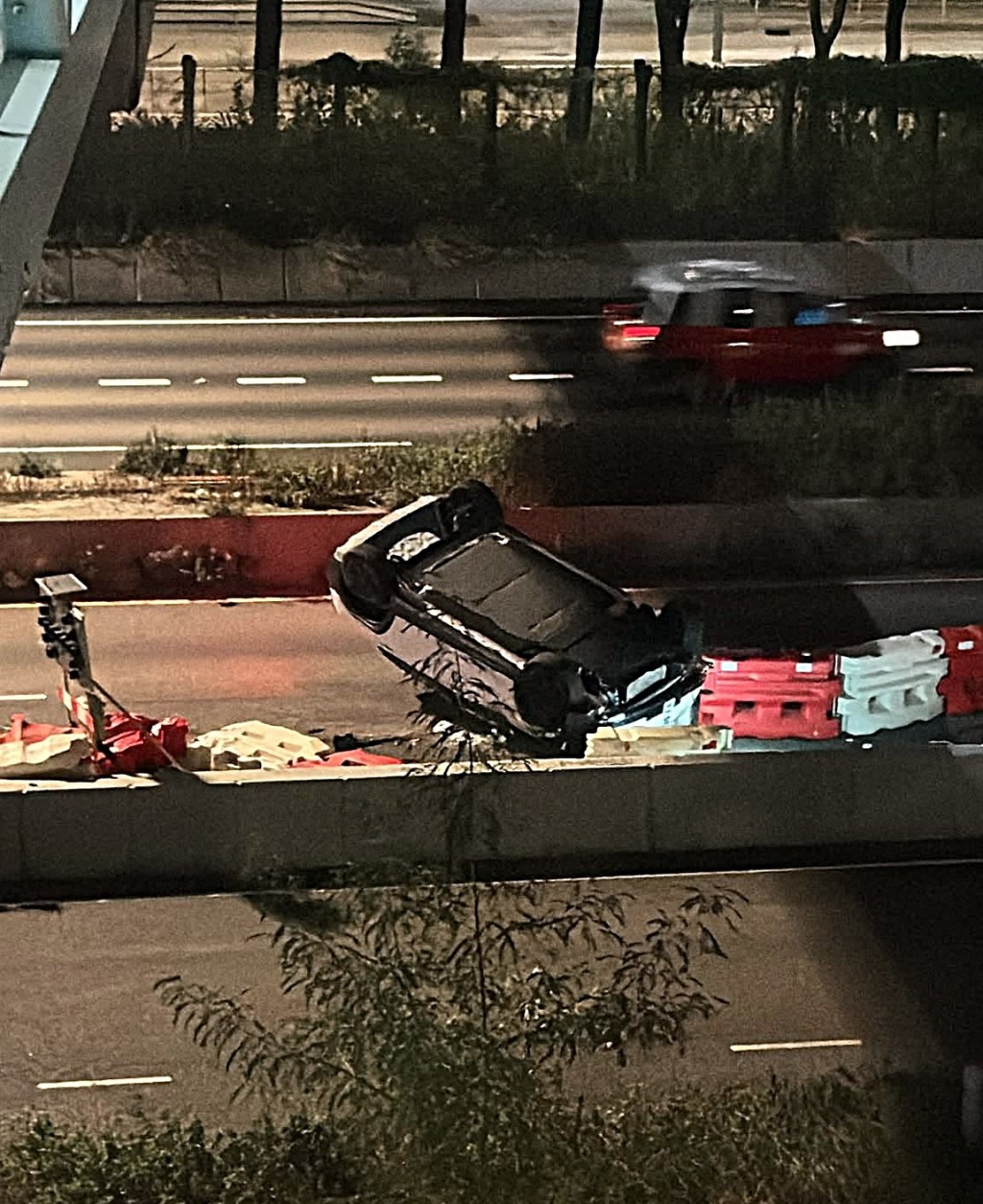 私家車撞水馬翻側。網圖 私家車撞水馬翻側。網圖