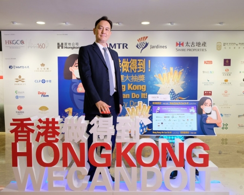 香港商貿港有限公司行政總裁鮑健偉主持最後一輪抽獎儀式。總商會圖片