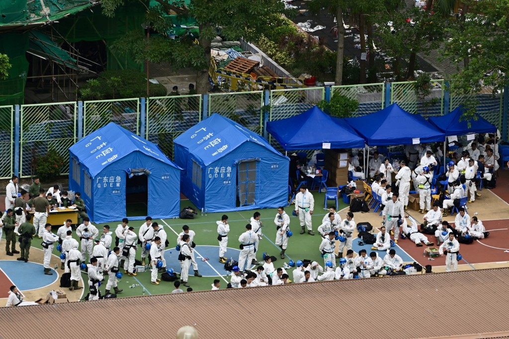 災難遇害者辨認組人員進入災場，協助辨認遺體。