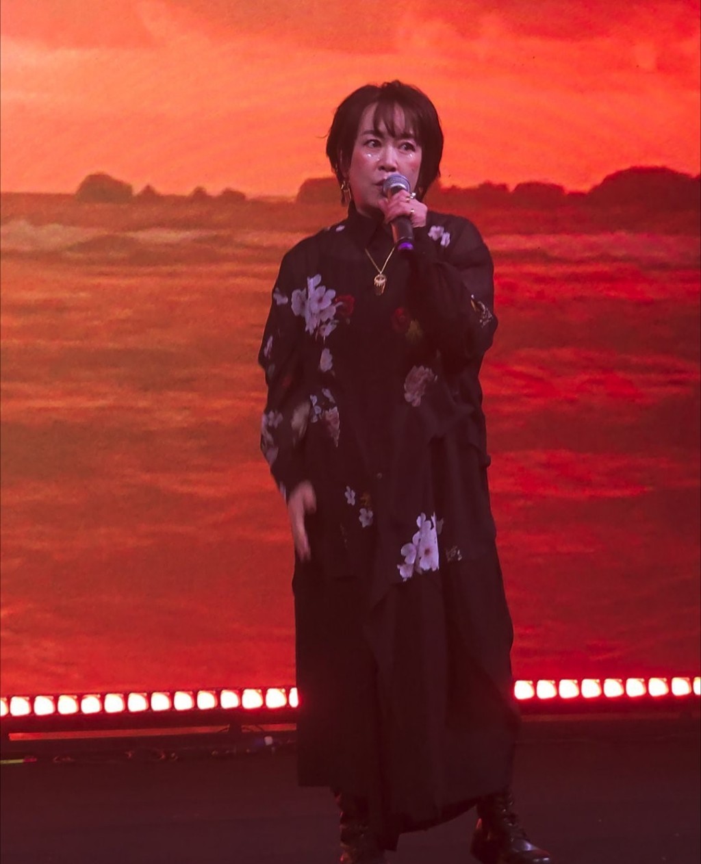 大槻真希出席Bandai Namco嘉年華,表演期間音樂突然中斷。 大槻真希出席Bandai Namco嘉年華,表演期間音樂突然中斷。