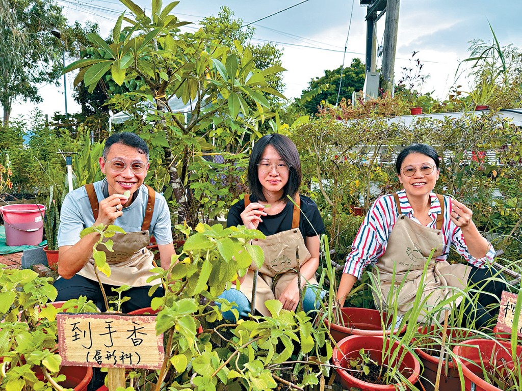 杜國倫(左)創立「香Fun喜園」,並為中大逸夫書院學生舉辦有機香薰工作坊,希望紓緩學生的精神健康問題。旁為李康善(中)及李嘉雯(右)。