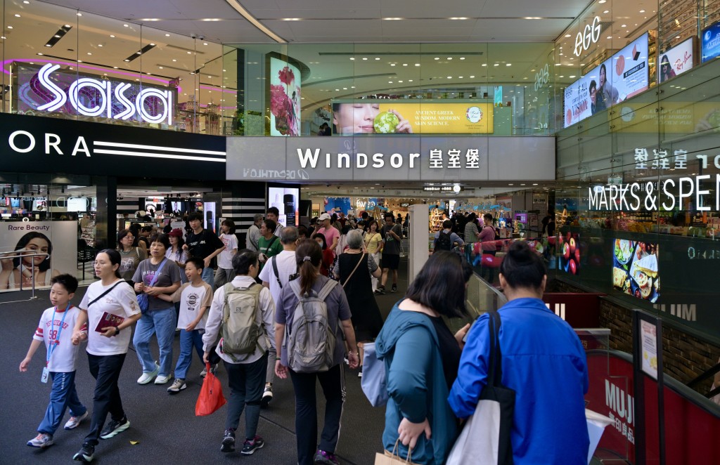 皇室堡商場地下市集及出入口處滿布人流。 皇室堡商場地下市集及出入口處滿布人流。