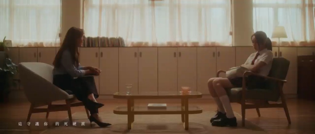 要專人情緒輔導。