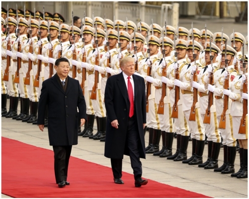 特朗普在習近平陪同下檢閱三軍儀仗隊。AP 