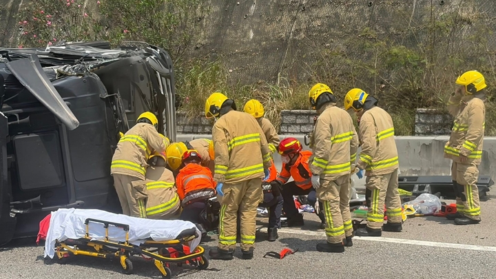 消防員在場救援。網圖