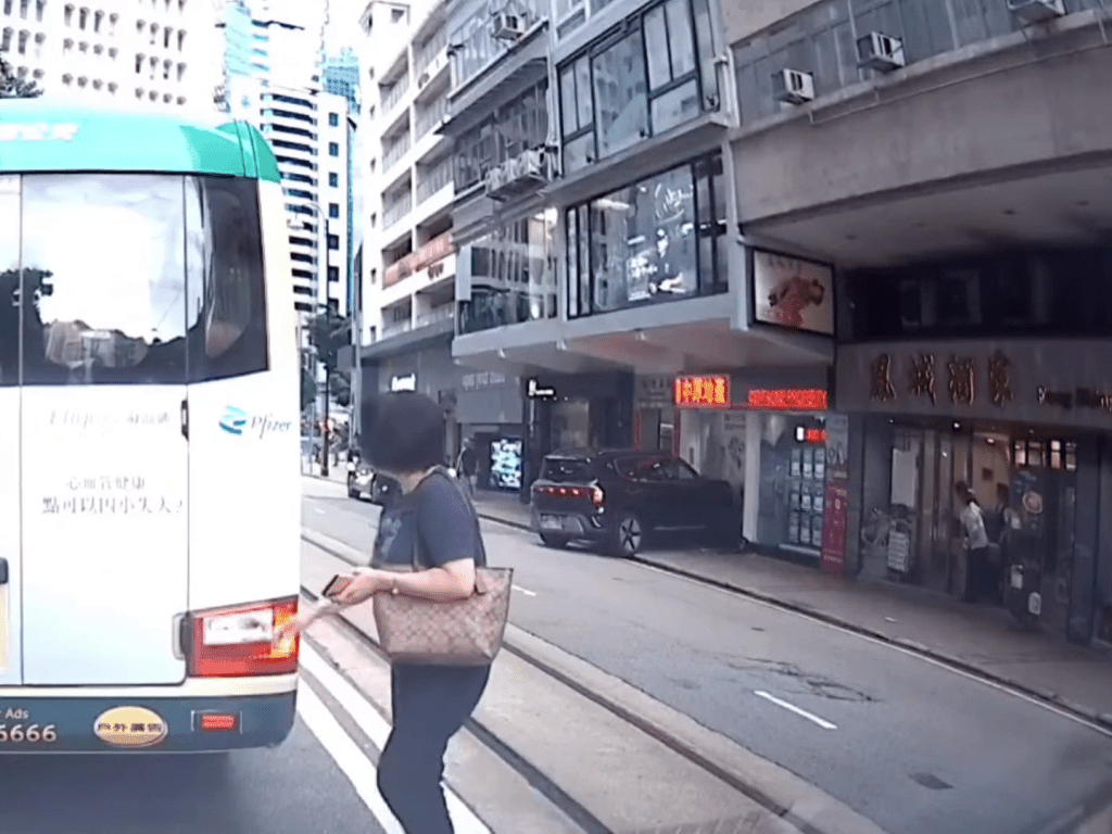 過路途人和附近店舖查看情況。FB：車Cam L（香港群組）