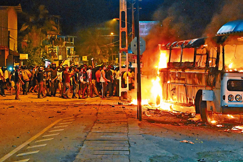斯里兰卡示威者周四在首都科伦坡总统官邸外焚烧巴士。