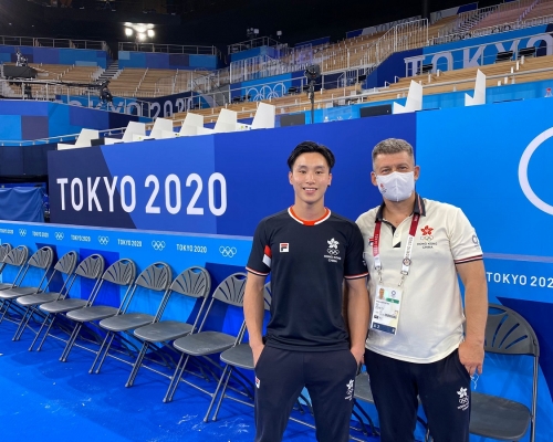 石偉雄(左)與教練在東京奧運場館合照。