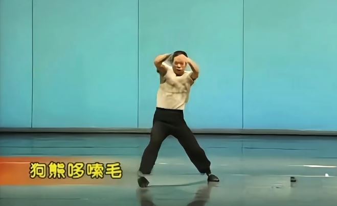 全网疯跳的“闪身步”。小红书