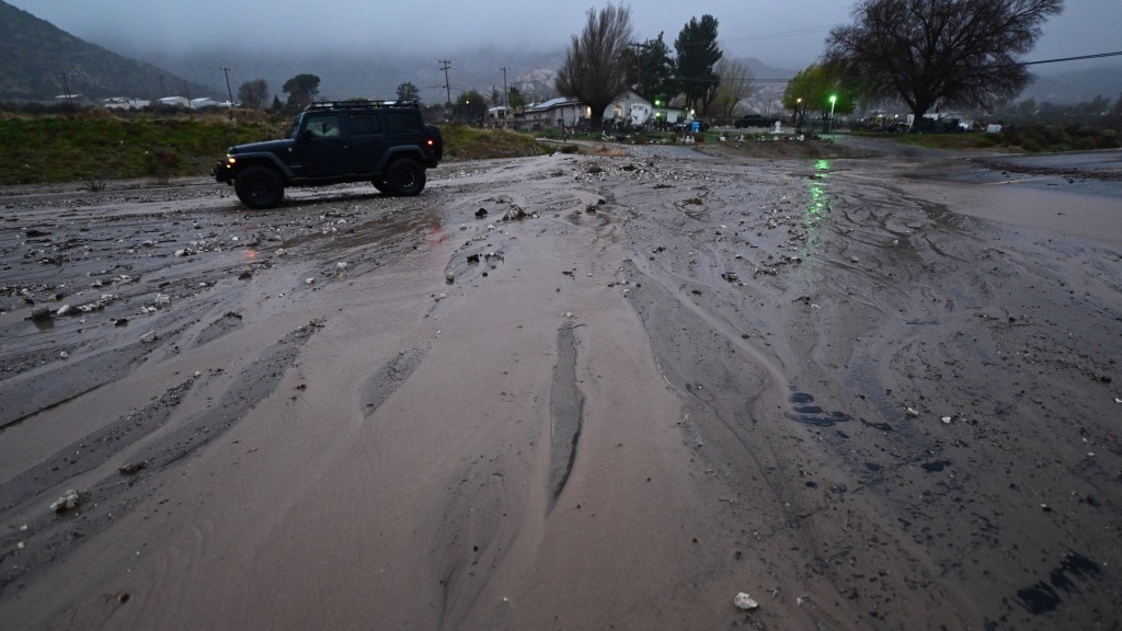 加州138號州際公路洪水後積滿泥濘。美聯社 加州138號州際公路洪水後積滿泥濘。美聯社