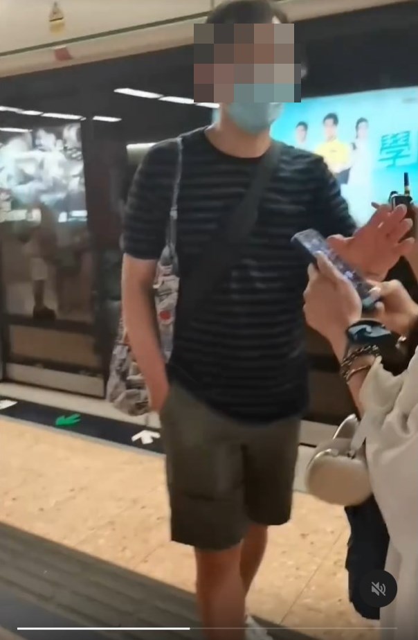 女事主:為確保佢無保留其他偷拍相,我 追問佢仲有冇其他相。喺我同一位內地遊 客(現場目擊者)嘅要求下,佢打開手機 一個file(檔案),入面除咗我嘅相,仲有 好多其他喺地鐵偷拍女性嘅相,全部都係 以類似方式(例如聚焦腳部或其他身體部 位)偷拍。呢啲證據清楚顯示佢有系統地 偷拍唔同女性,絕對唔係單一事件。Threads截圖 女事主:為確保佢無保留其他偷拍相,我 追問佢仲有冇其他相。喺我同一位內地遊 客(現場目擊者)嘅要求下,佢打開手機 一個file(檔案),入面除咗我嘅相,仲有 好多其他喺地鐵偷拍女性嘅相,全部都係 以類似方式(例如聚焦腳部或其他身體部 位)偷拍。呢啲證據清楚顯示佢有系統地 偷拍唔同女性,絕對唔係單一事件。Threads截圖
