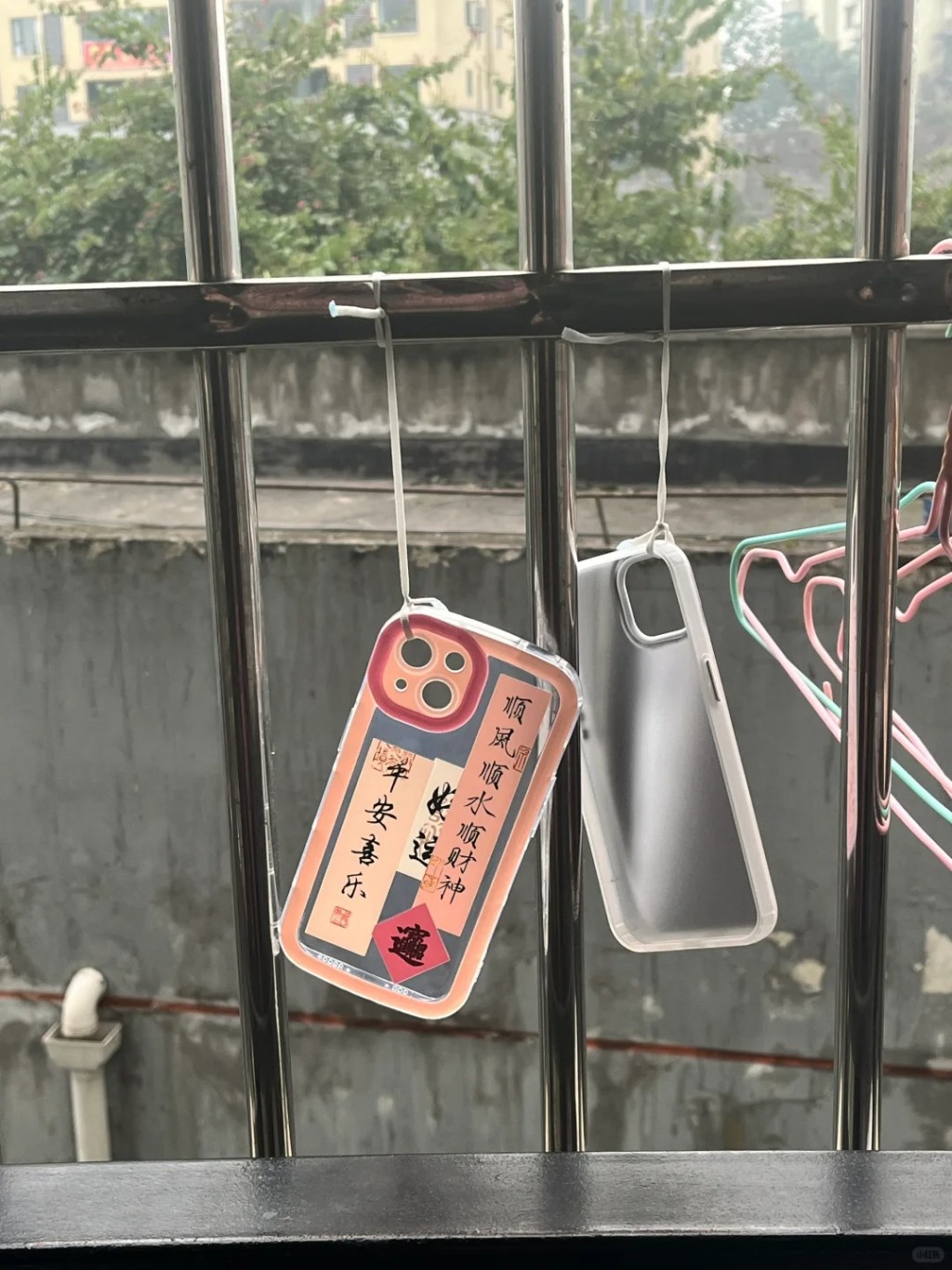 有民眾新購的手機殼氣味濃烈,要掛在露台吹散才使用。小紅書@易厚厚 有民眾新購的手機殼氣味濃烈,要掛在露台吹散才使用。小紅書@易厚厚