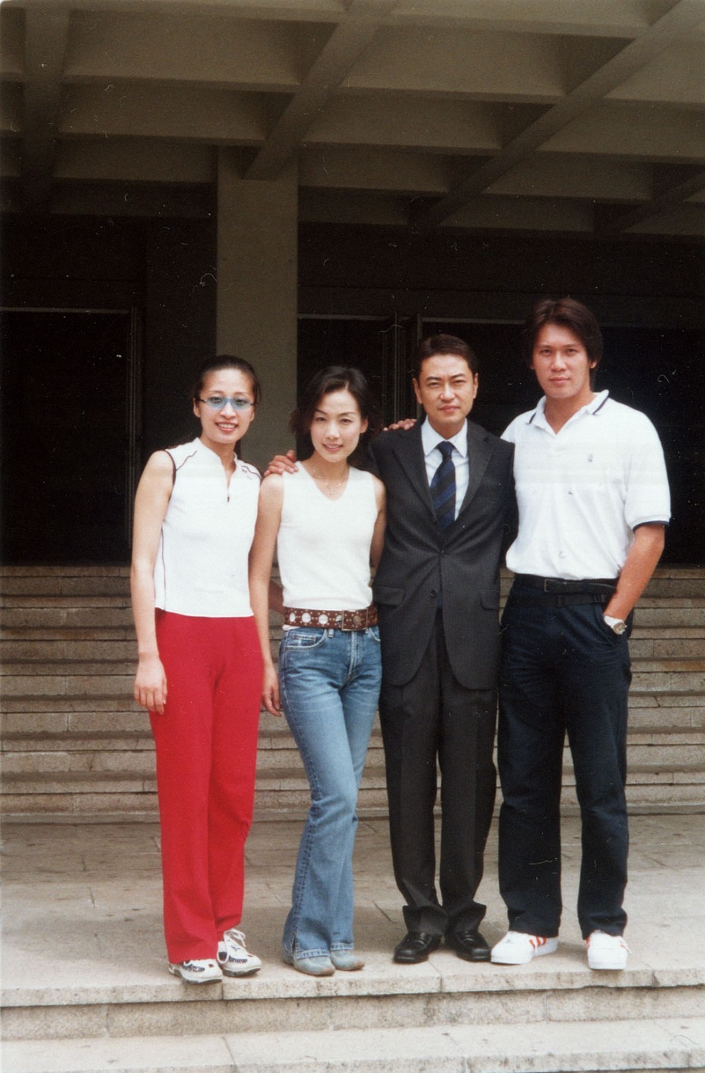 張煒（右二）自幼受父親影響立志投身電視圈，在遠赴北美、倫敦及牛津留學八年後，於1984年回港投考亞洲電視藝員訓練班。