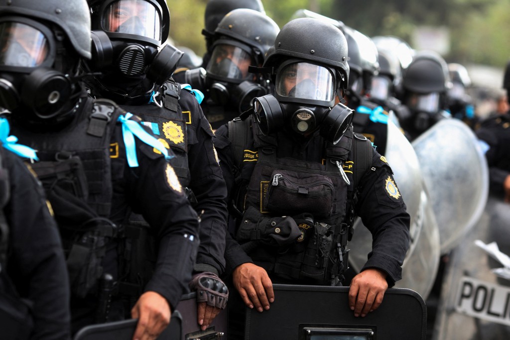 全國出現針對警員的襲擊。路透社