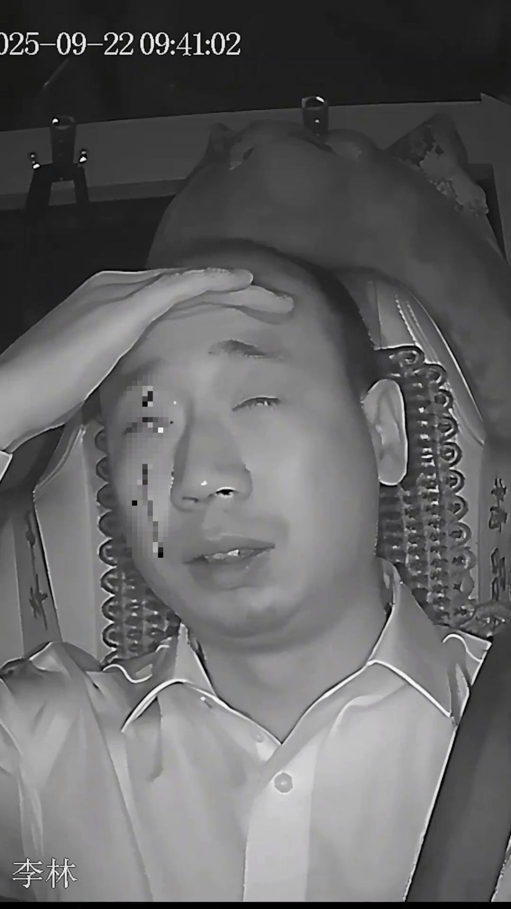 李林右眼及臉部流血。