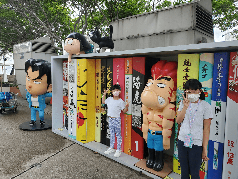 兩姊妹與動漫人物合影。