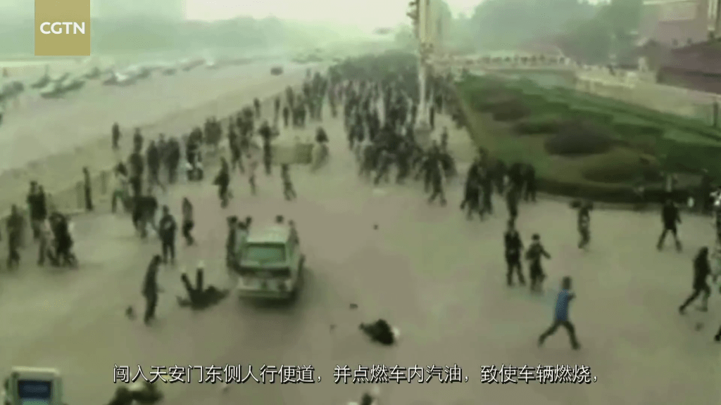 吉普车冲撞人群，有人闪避不及被撞飞。 中国环球电视网截图