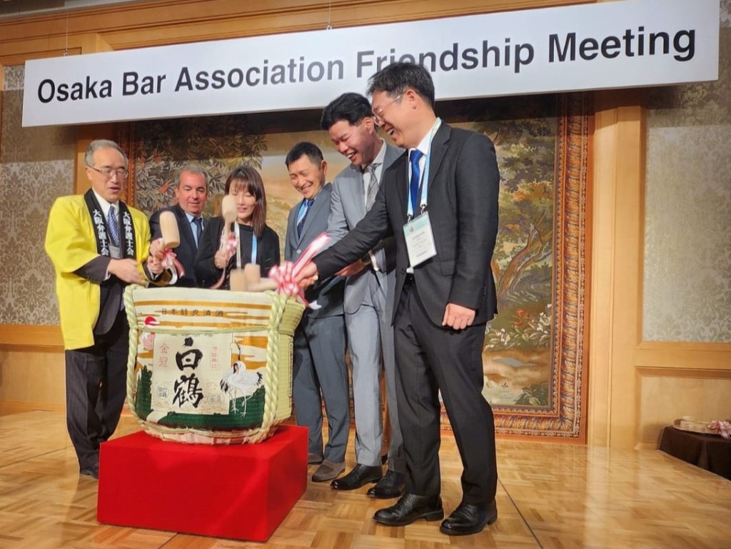 汤文龙受邀与来自日本、大中华地区、意大利和韩国的法律界领导一同参加镜开仪式，打破木桶盖，象征向参与者送上祝福。律师会FB