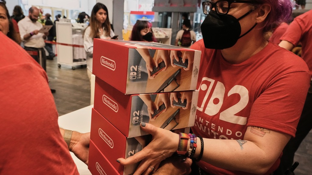 在紐約一間任天堂專門店，店員搬出多盒Switch 2 。 美聯社