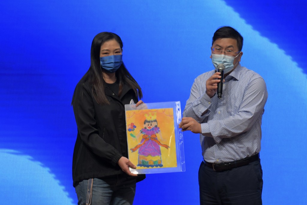 好市民獎2022暨50週年頒獎禮。全年好市民獎得主江碧君（左）、受助女童父親（右）贈送畫作。梁譽東攝