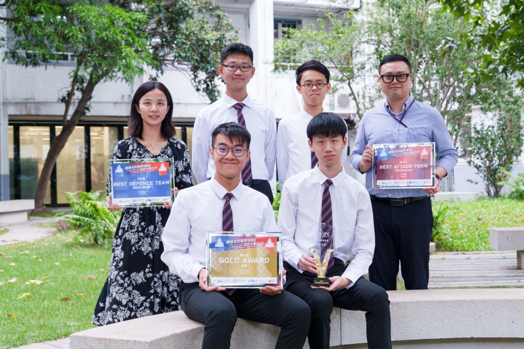 (後排左一)陳秀珠老師和(後排右一)王國威老師對學生參賽獲獎表示欣喜。 (後排左一)陳秀珠老師和(後排右一)王國威老師對學生參賽獲獎表示欣喜。