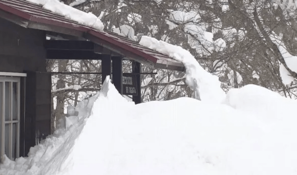 日本截至周三(12日)，全國至少12死158傷，主要是因屋頂積雪崩落或民眾在屋頂清除積雪時墮下傷亡。