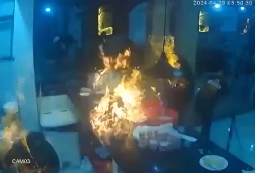 三名職員身上衣服被點燃。