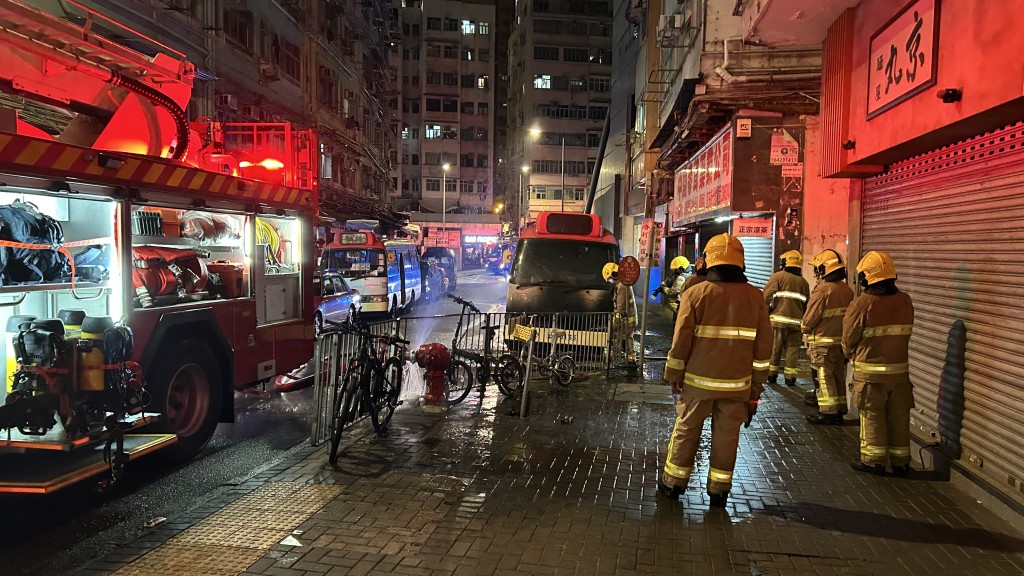 消防員趕至現場開喉灌救。蔡楚輝攝