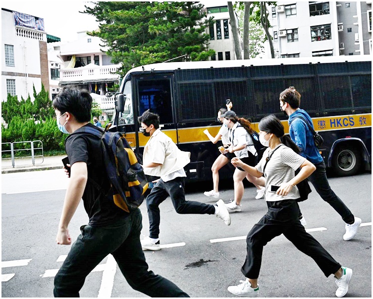 被告乘坐囚車離開法院。