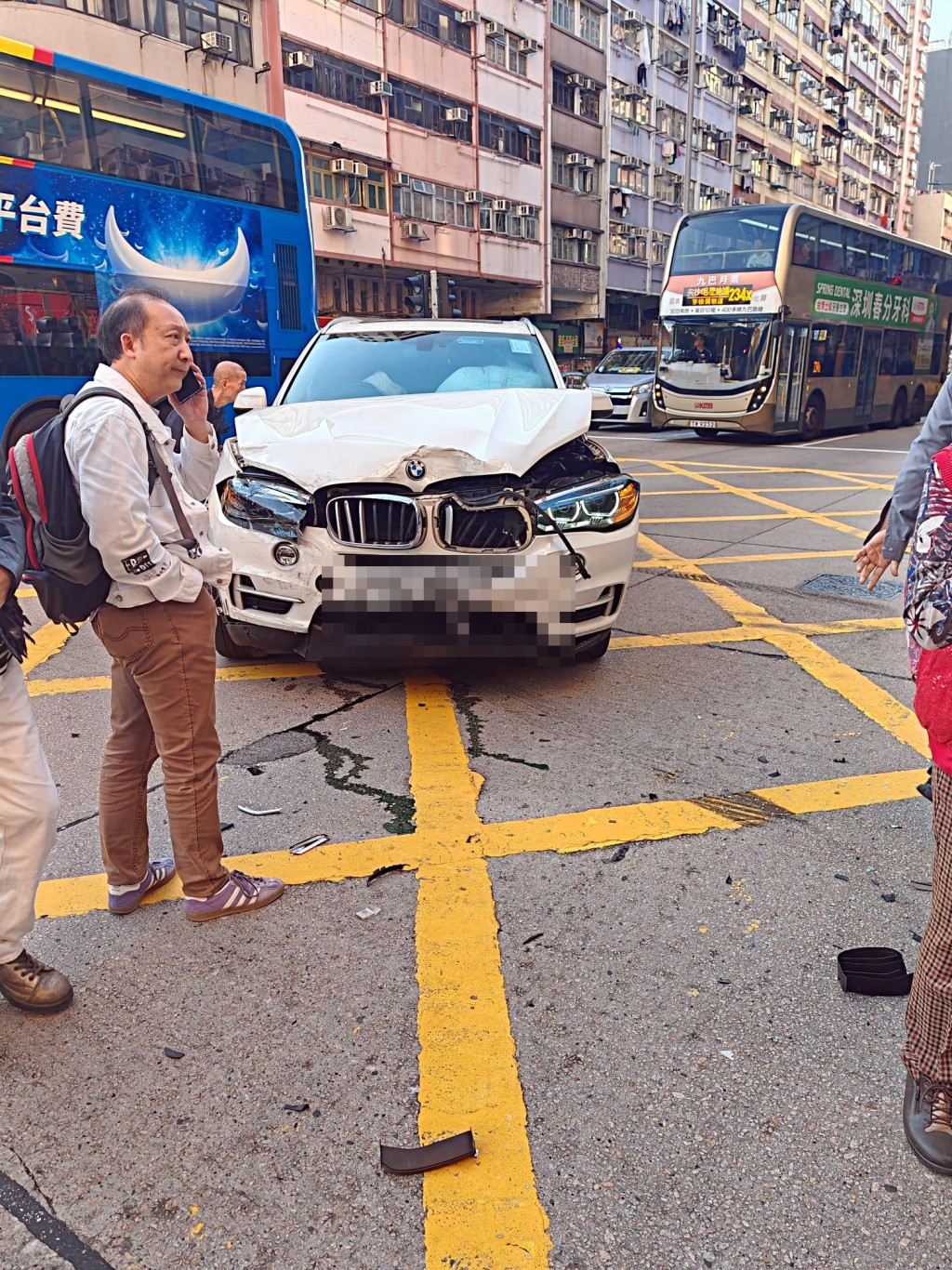 肇事私家車車頭損毀。網圖