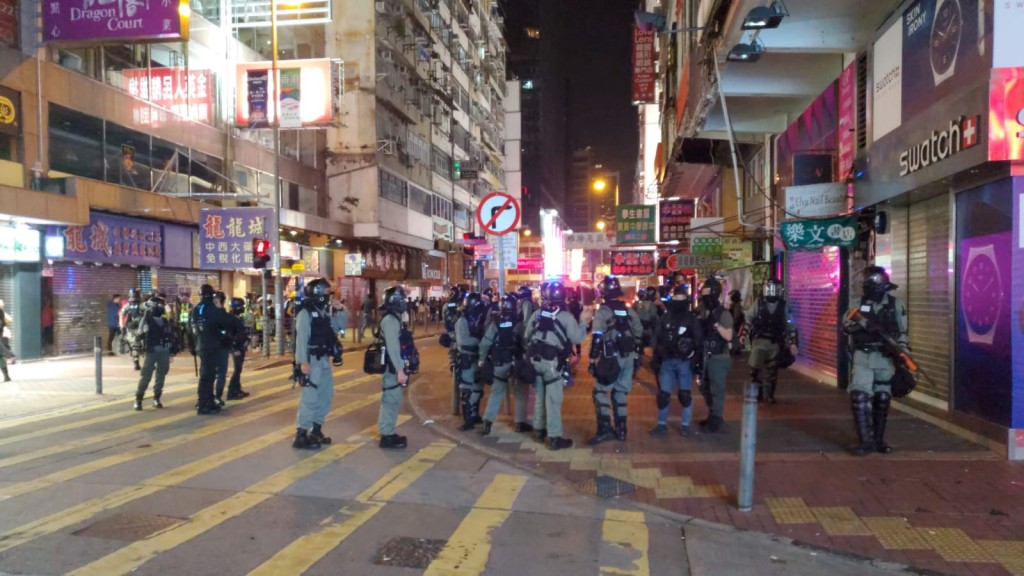 防暴警察驅散人群