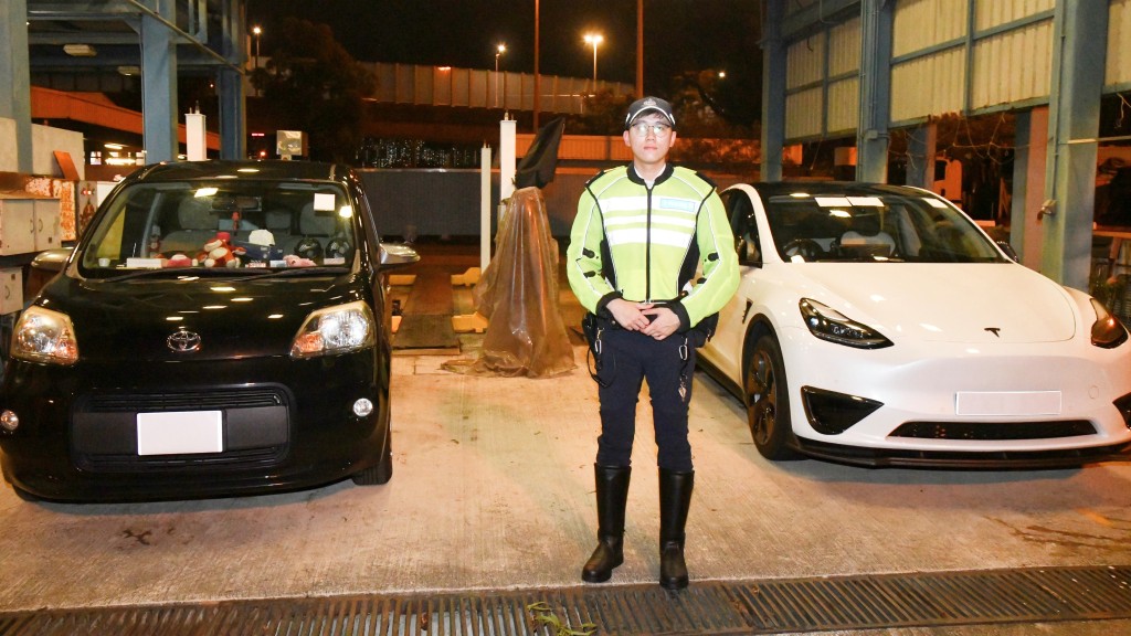 警方港島打擊白牌車 派員放蛇截獲兩司機