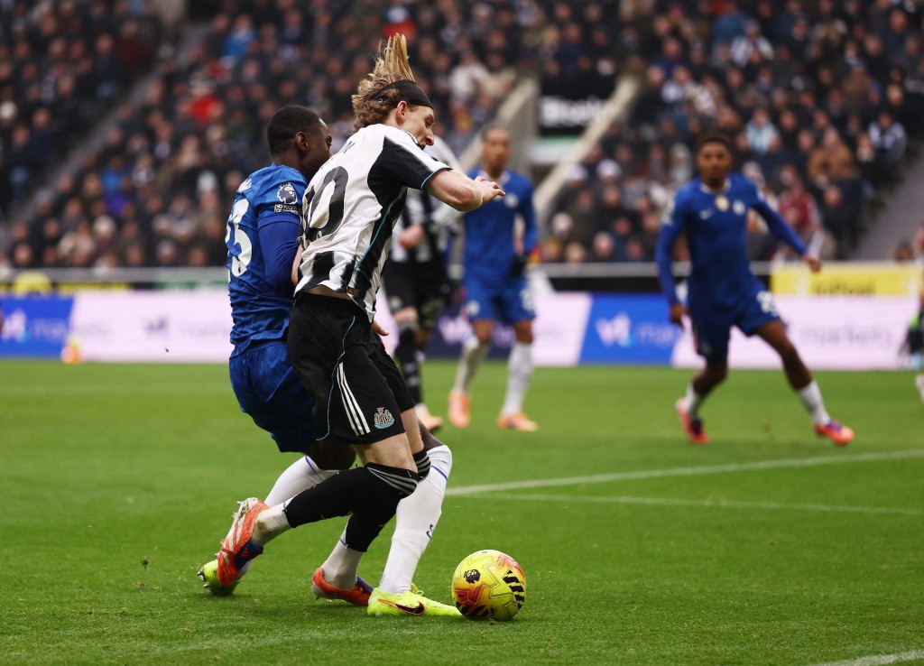 查洛巴撞開哥頓，但球證沒有判罰12碼。路透社