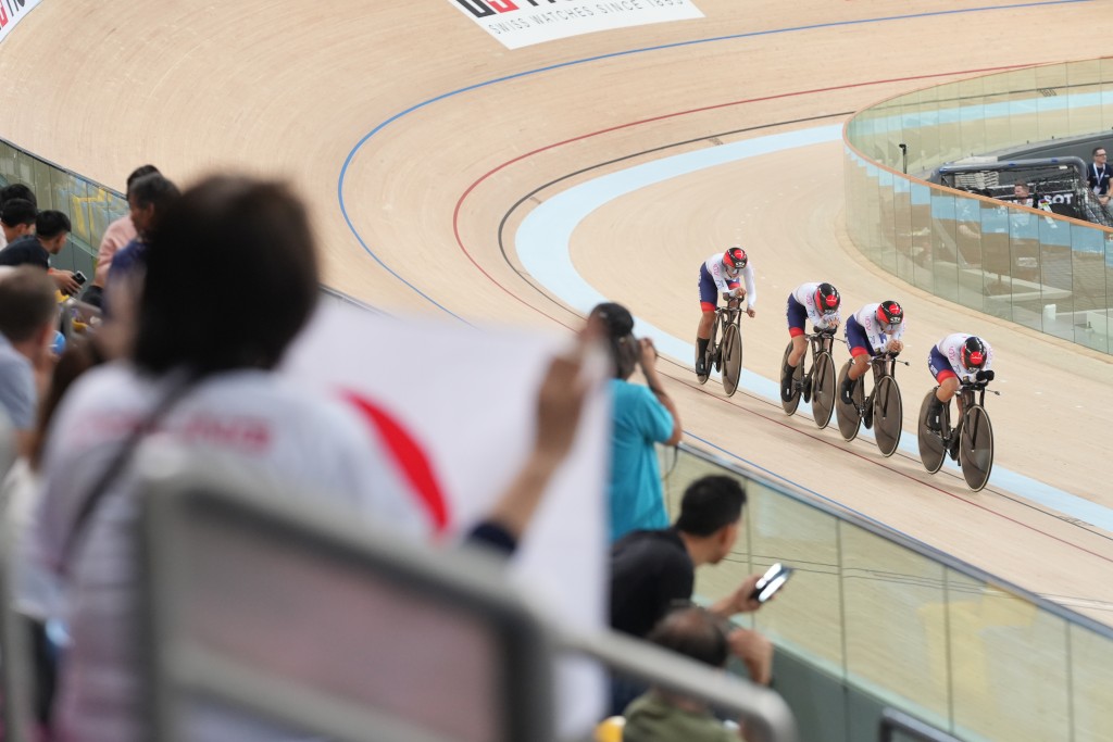 国家杯场地单车赛香港站周五开锣，各国车手努力竞赛。 刘骏轩摄