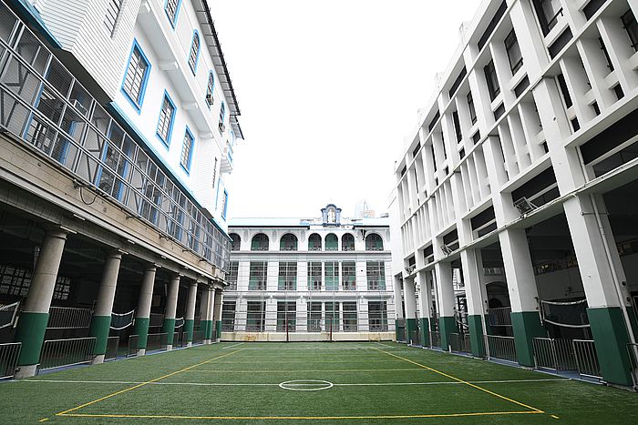 聖若瑟書院在「叩門」階段不設面試,只有筆試,包括中、英、數三份卷。