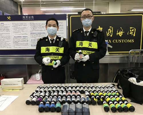 旅客深圳走私逾萬毫升咳藥水。網上圖片