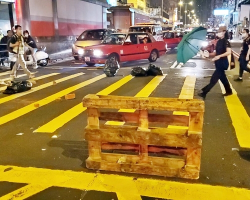 示威者在彌敦道亞皆老街交界以雜物堵路。