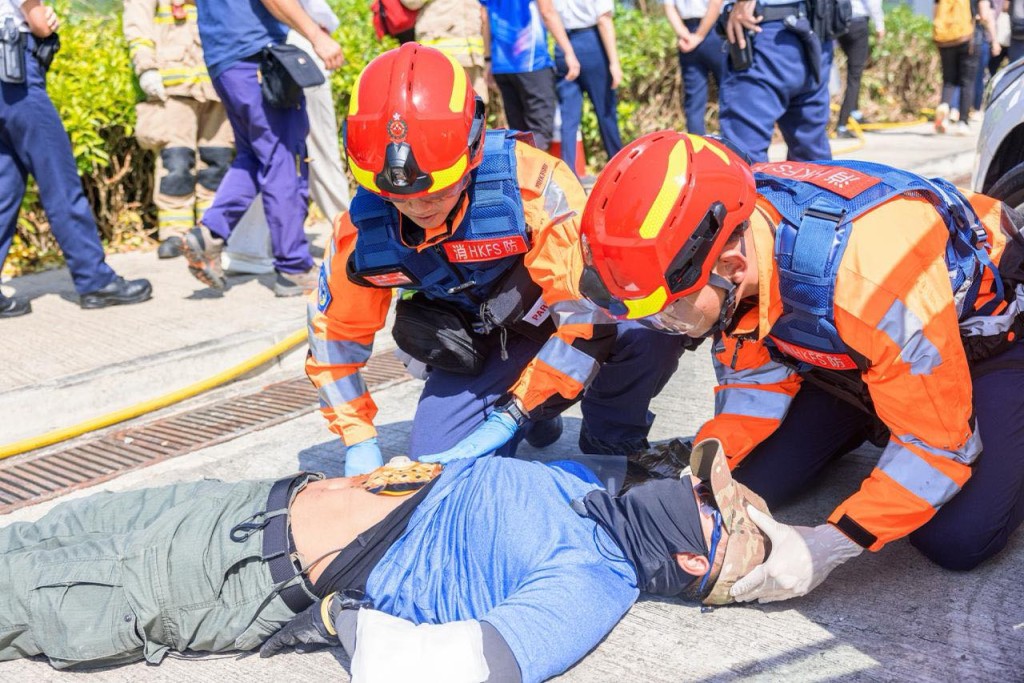 消防人員模擬在警方制服恐怖分子後，隨即展開救援行動。