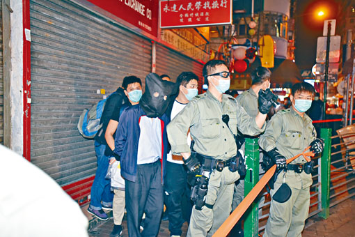 投案被捕找换店东主（图）及其妻被押返店铺助查。