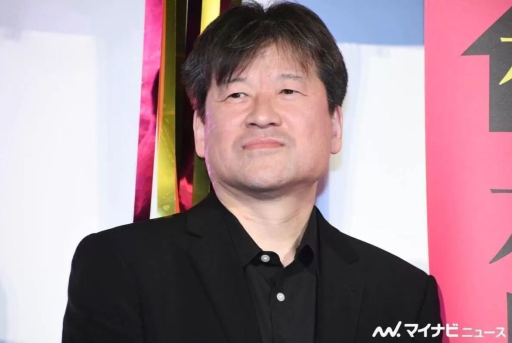 佐藤二朗（圖）被指在首集的車內戲，觸碰了橋本愛的下巴。