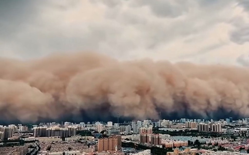 新疆特強沙塵暴，整個城市也被沙塵吞噬。影片截圖