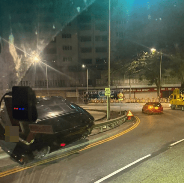 私家车最终搁于防撞栏上,车身呈倾斜状态,动弹不得。fb「突发马路车cam大全」 私家车最终搁于防撞栏上,车身呈倾斜状态,动弹不得。fb「突发马路车cam大全」